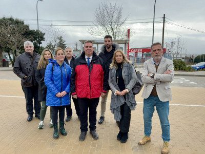 Responsables municipales y regionales, comprobando los trabajos realizados en Hoyo de Manzanares