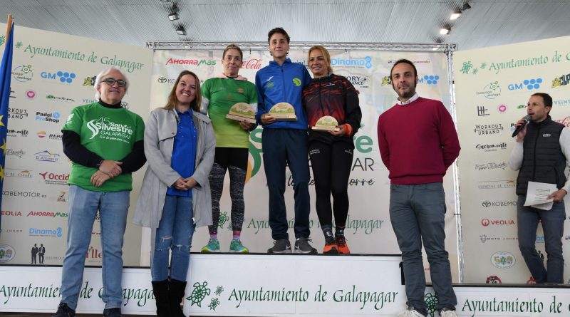 La alcaldesa, con los ganadores en la categoría femenina de los 10 kilómetros