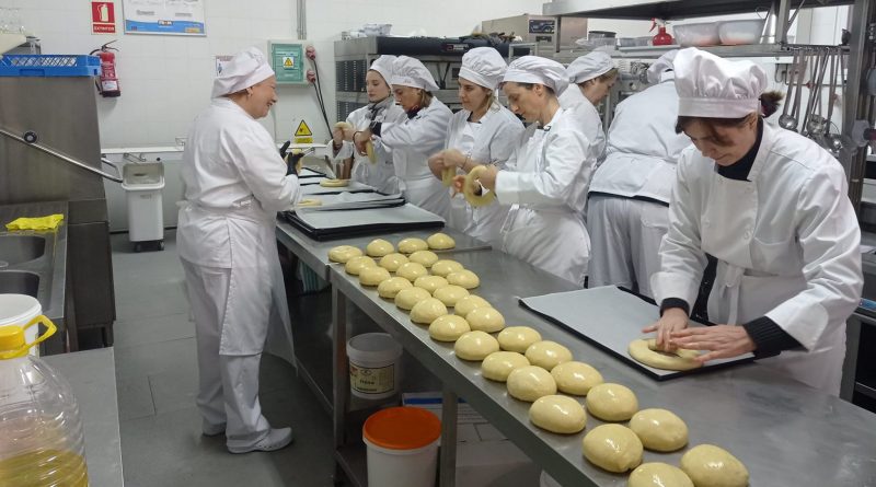 Alumnos del curso de operaciones de pastelería