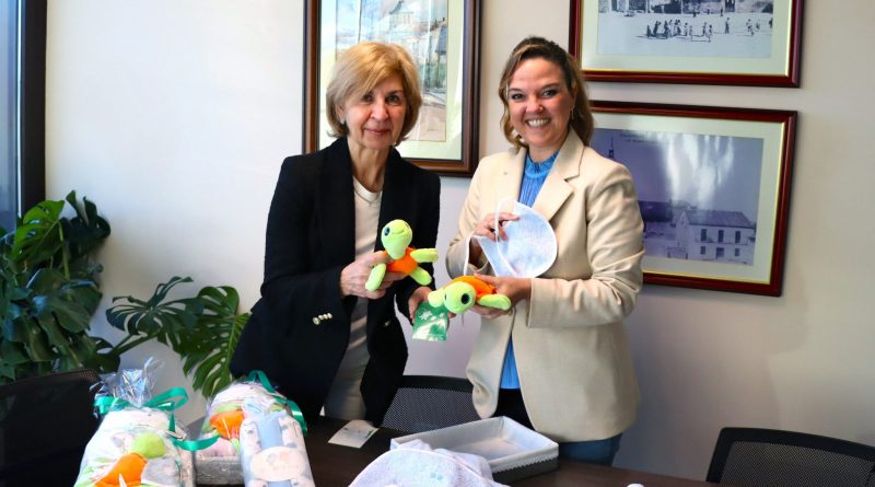 La alcaldesa de Galapagar, Carla Greciano, y la edil de Familia, Encarnación Ibáñez