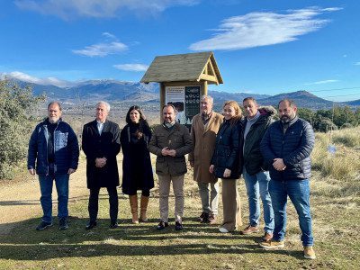 Responsables del Ayuntamiento de Guadarrama y de SIGAUS, en la zona de La Vega