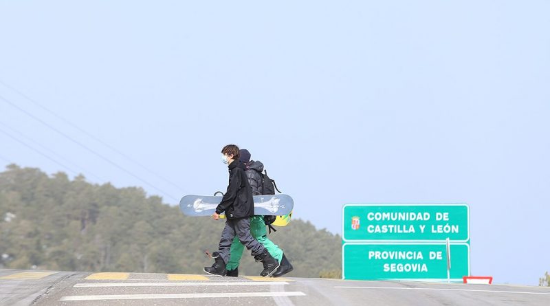 Dos esqiuiadores acuden a la estación del Puerto de Navacerrada