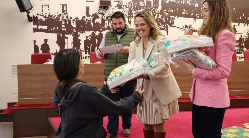 Entrega de las cestas de bienvenida en Galapagar