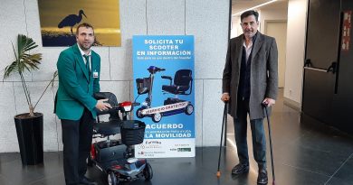 2024 02 19 Alfredo Camacho, presidente de Funviba, junto a un informador del HUGV y la scooter ya disponible en el hospital