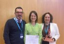 2024 04 08 La Dra. V. Martín (centro), junto a los doctores E. García y Natalia Ruiz (Serv. Cirugía Ortopédica y Traumatología) recogieron el premio