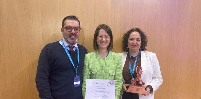 2024 04 08 La Dra. V. Martín (centro), junto a los doctores E. García y Natalia Ruiz (Serv. Cirugía Ortopédica y Traumatología) recogieron el premio