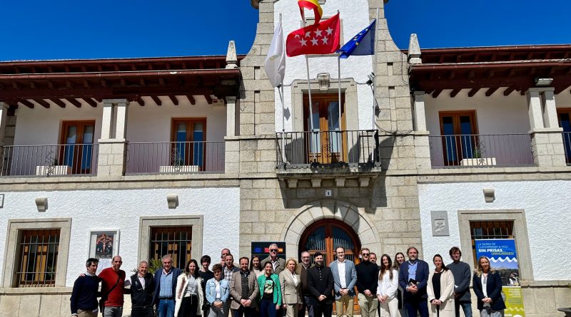 Representantes de los distintos municipios que forman parte de la Asociación de Desarrollo Sierra de Guadarrama (ADESGAM), en el Ayuntamiento de Los Molinos