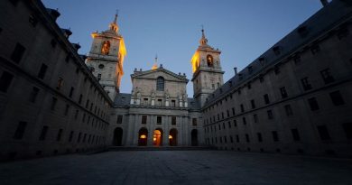 Vista nocturna del Patio de Reyes del Monasterio de San Lorenzo de El Escorial