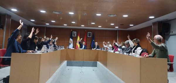 Momento de la votación de la adhesión de Valdemorillo a ADI, aprobada por unanimidad