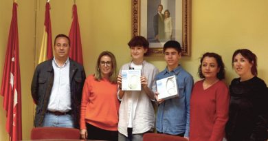 Representantes municipales y del AMPA del IES Guadarrama, con los alumnos ganadores del concurso