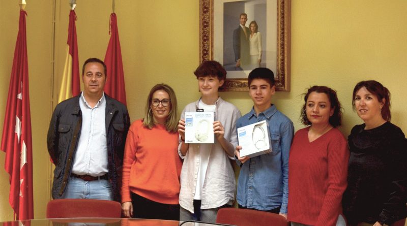 Representantes municipales y del AMPA del IES Guadarrama, con los alumnos ganadores del concurso