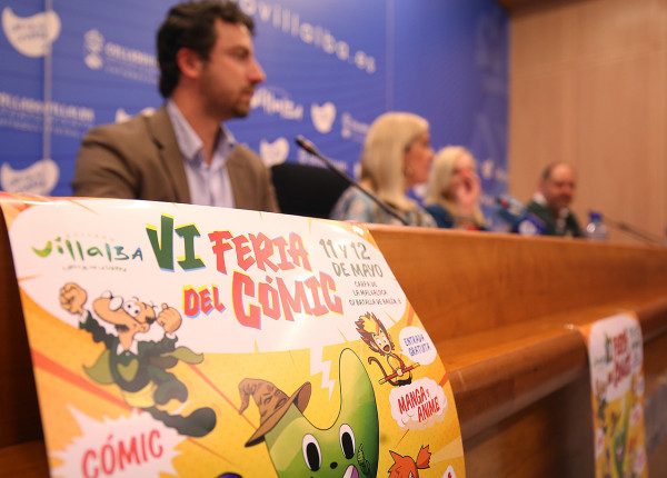 El cartel de la sexta edición de la Feria del Cómic con el concejal de Juventud, al fondo
