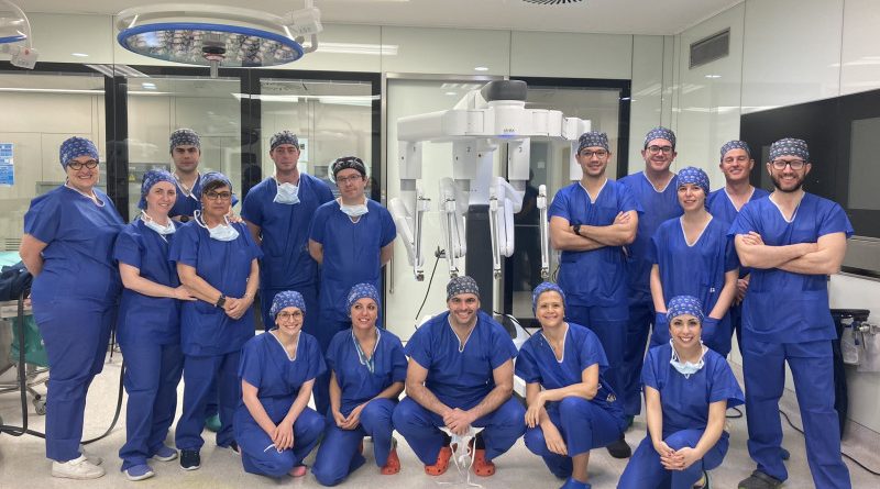 profesionales-del-HUGV-formados-para-usar-el-Da-Vinci-junto-al-robot-quirurgico-del-hospital