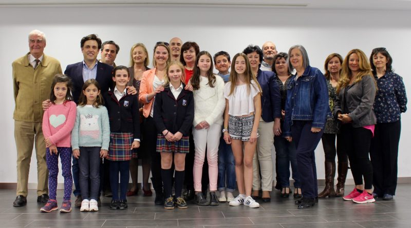 Foto familia entrega premios