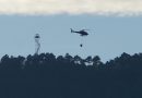 Un helicóptero, pasando cerca de la torre de vigilancia del Puerto de la Cruz Verde / E. P.