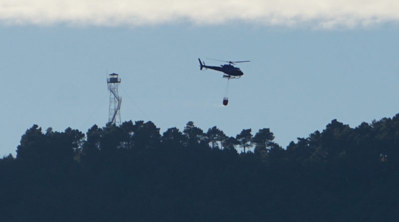 Un helicóptero, pasando cerca de la torre de vigilancia del Puerto de la Cruz Verde / E. P.