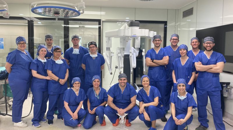 2024 07 23 La Dra. Andeyro (2º por la dcha, abajo), junto a otros profesionales del HUGV formados para usar el Da Vinci, junto al robot quirúrgico del hospital