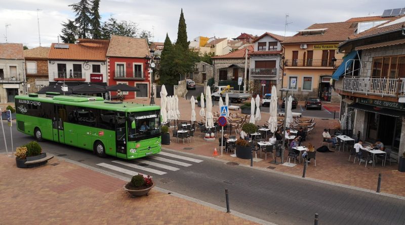 Autobís pasando por el centro de Valdemorillo