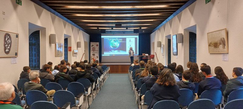 Estudiantes en las Jornadas Científicas de San Lorenzo de El Escorial 2024