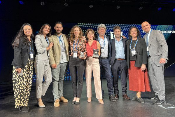 2024 10 23 Foto de grupo de representantes del HUGV asistentes al acto de entrega de los Premios Top 20 2024