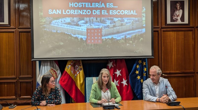 Carlota López Esteban, alcaldesa de San Lorenzo de El Escorial, cn el presidente de Hostelería Madrid, José Antonio Aparicio, y la concejala Patricia Partida