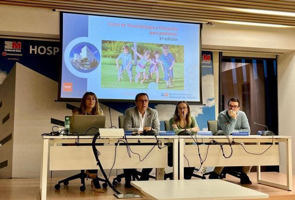 2024 11 27 De izda. a dcha, los dres. De la Parte; Jesús Fernández, director de Continuidad Asistencial del hospital; Carmen Mateos, directora médica; y García, inauguraron el curso (1)