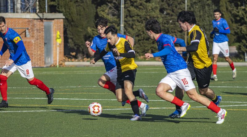 More conduce rodeado de rivales / Fotografía: Vidal Fraguas