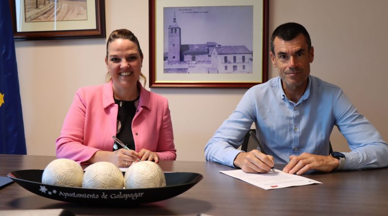 La alcaldesa de Galapagar, Carla Greciano, y el presidente de la Federación Madrileña de Ciclismo, Diego Sánchez