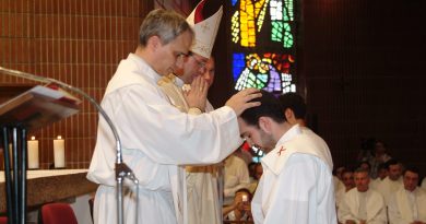 El Papa León XIV en la ordenación del P. Isaac, párroco de Nuestra Señora del Carmen, hace 20 años