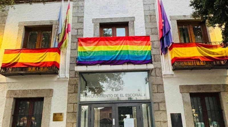 Bandera LGTBI en el Ayuntamiento de El Escorial