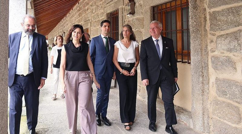 Díaz Ayuso, en el RCU Escorial-María Cristina con la alcaldesa de San Lorenzo, Carlota López Esteban; el rector del centro, Enrique Somavilla (OSA); el consejero de Educación, Emilio Viciana; y el presidente de la Fundación Universitaria San Pablo-CEU, Alfonso Bullón de Mendoza / Fotografía: Rafa Herrero