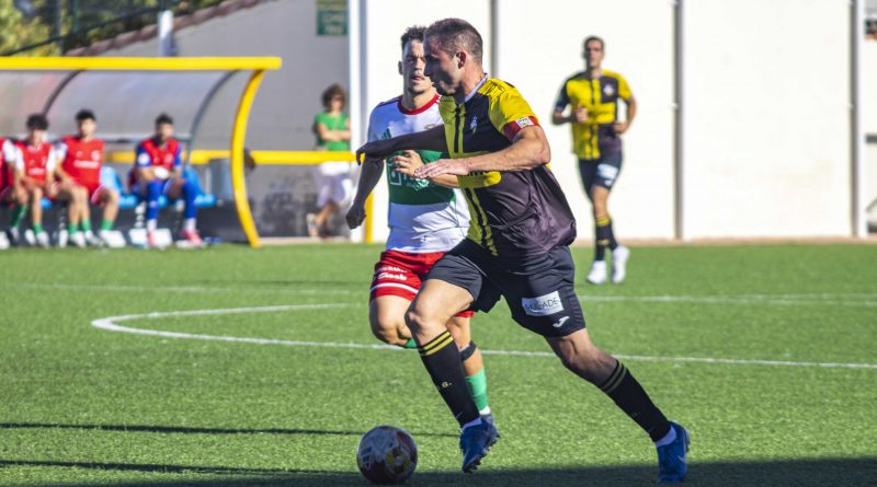 Buceta avanza con el balón controlado.