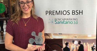 2025 10 08 La Dra. Mateos con el premio en la categoría ganadora