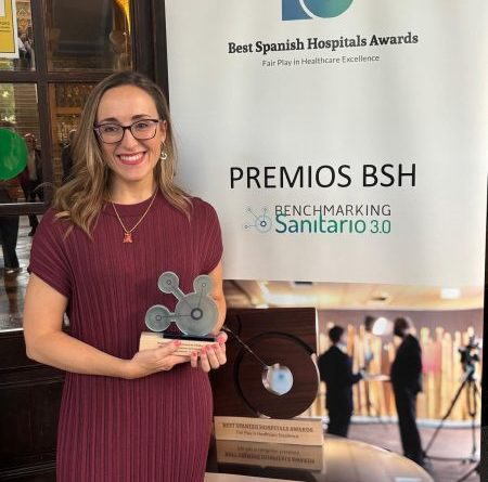 2025 10 08 La Dra. Mateos con el premio en la categoría ganadora