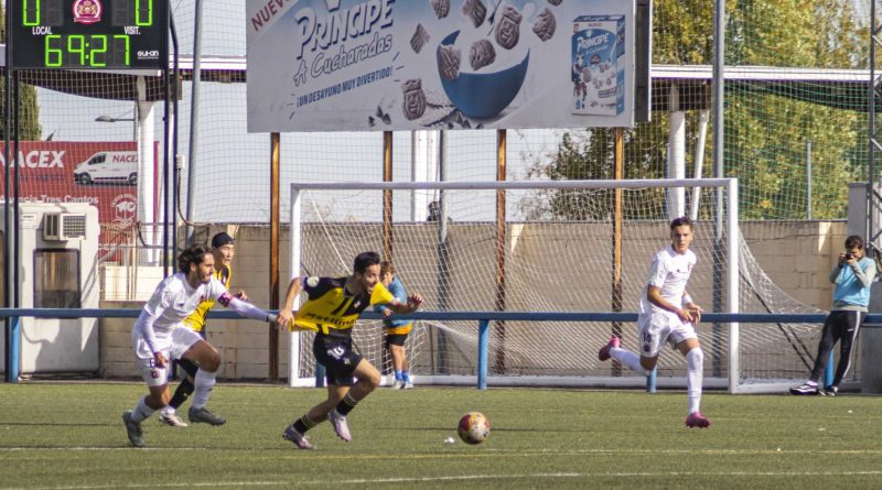 Julio agarra a More evitando un contraataque