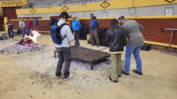 Bienvenida-a-la-Navidad-en-Moralzarzal-con-una-Castanada-Popular-en-la-Plaza-de-Toros-telemadrid