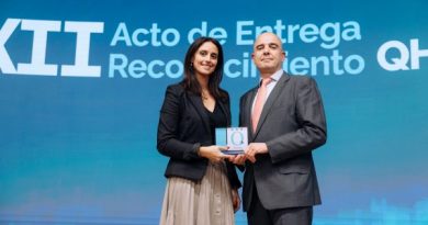 2025 11 12 Marta del Olmo y el Dr. Maestre con el sello QH + 3 estrellas