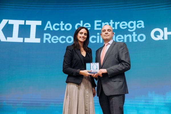 2025 11 12 Marta del Olmo y el Dr. Maestre con el sello QH + 3 estrellas