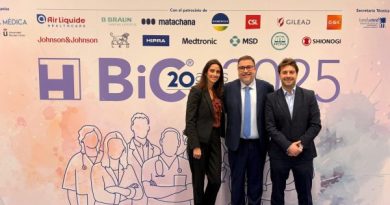 2025 11 18 M. del Olmo y el Dr. Short, arropando al Dr. Martos