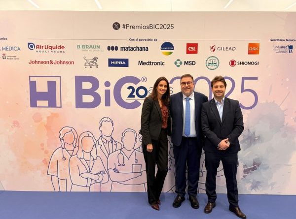 2025 11 18 M. del Olmo y el Dr. Short, arropando al Dr. Martos