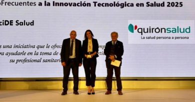 2025 11 26 Marta del Olmo, en el momento de recoger el premio