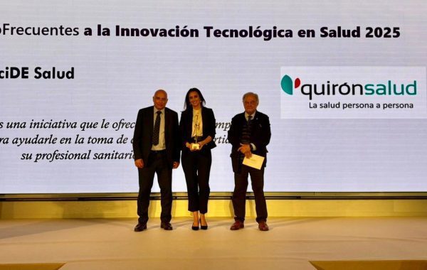 2025 11 26 Marta del Olmo, en el momento de recoger el premio