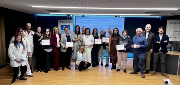 2025 12 10 El Dr. Fernández Tabera (7º por la izda) con representantes del HUGV y de otros hospitales participantes en el acto de cierre del programa MAIC Continuum