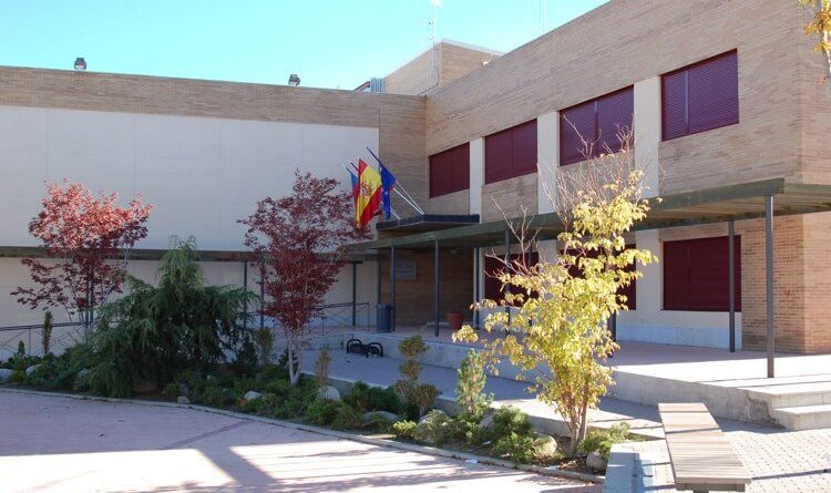 El-Ayuntamiento-de-Moralzarzal-garantiza-la-seguridad-del-Centro-Cultural-con-una-solucion-para-sus-ventanas-y-persianas