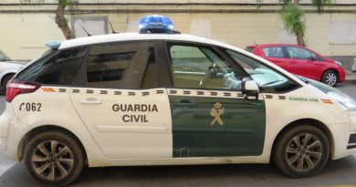 Guardia_civil_car_03