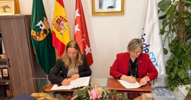 Firma convenio Hoyo de Manzanares e Hisdesat