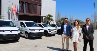 alcaldesa y concejal junto a los coches