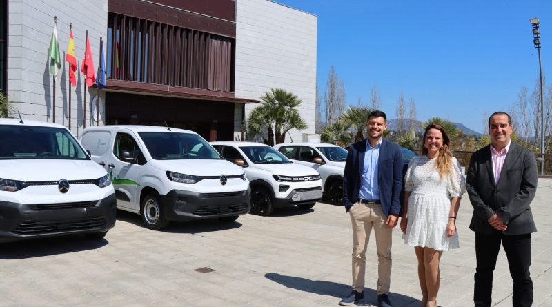 alcaldesa y concejal junto a los coches