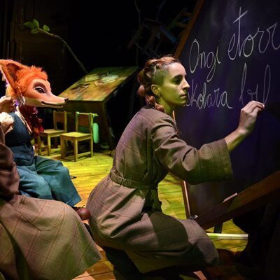 Moralzarzal-rinde-homenaje-a-la-educacion-y-la-libertad-con-el-teatro-infantil-La-Maestra-2026