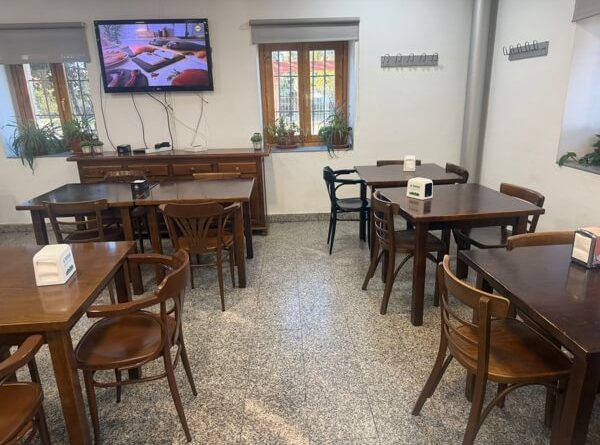 Moralzarzal-mejora-la-estetica-y-funcionalidad-de-la-cafeteria-de-El-Hogar-de-Mayores.-Mesas